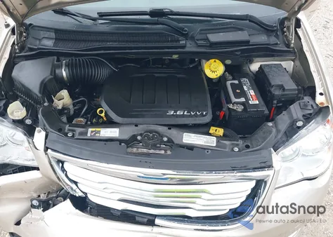 2015 Chrysler Town & Country Lx z USA, uszkodzony, nr VIN 2C4RC1AGXFR675529